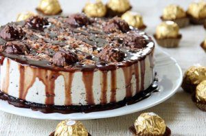 Cheesecake with chocolate toppings